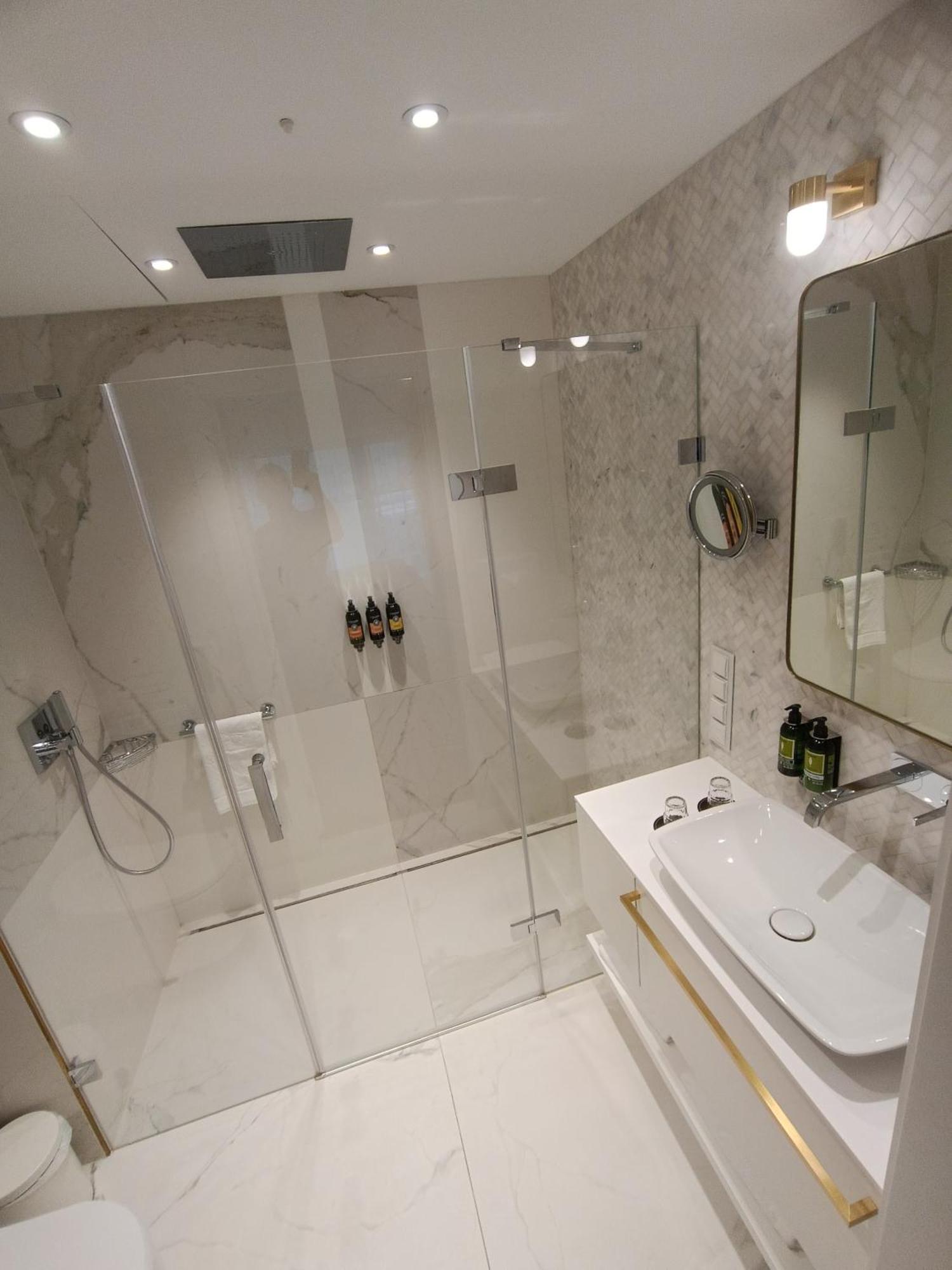 Hotel Ferreus Modern Art Deco Krakau Exterior foto A shower enclosure