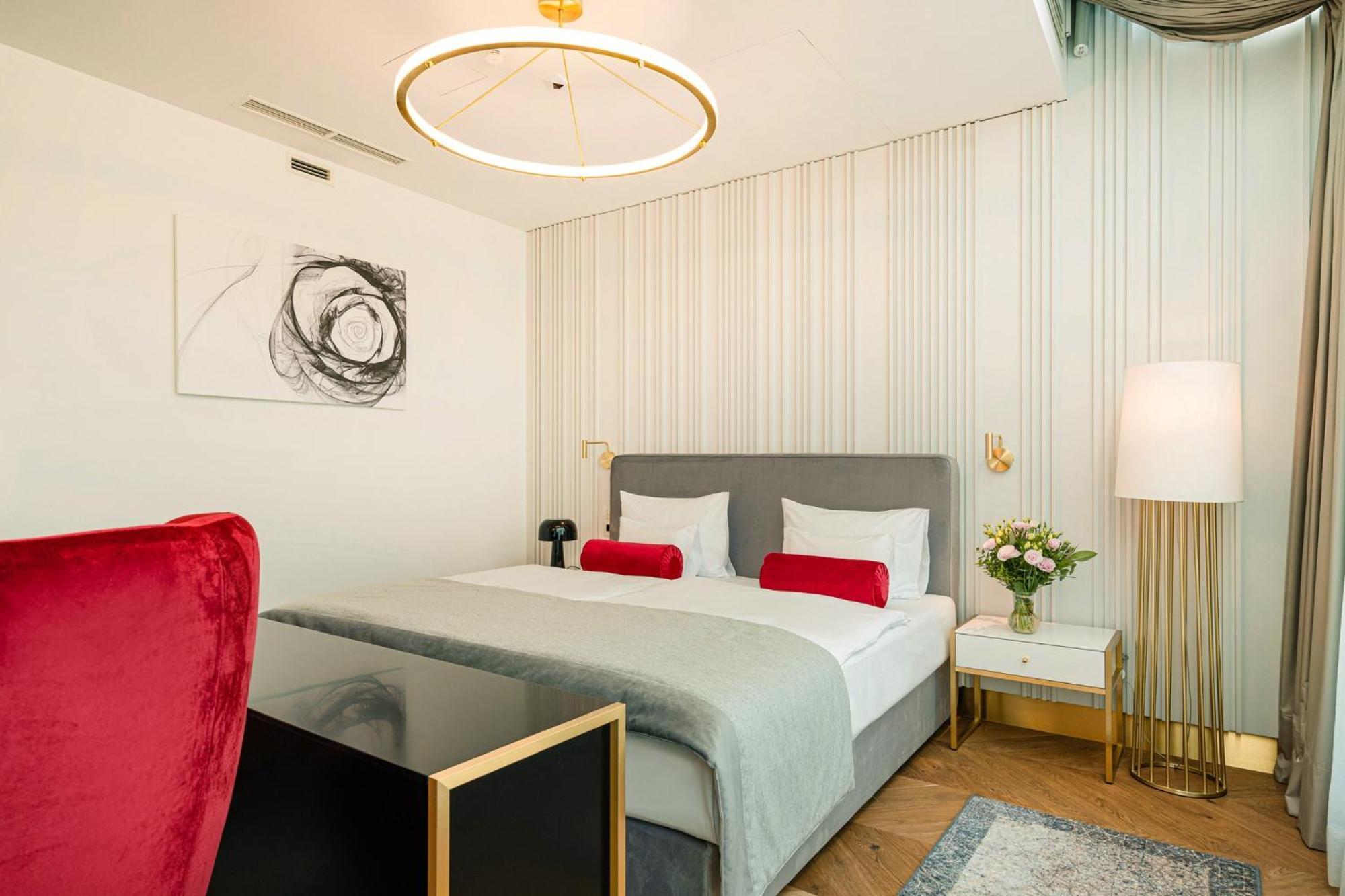 Hotel Ferreus Modern Art Deco Krakau Exterior foto A bedroom at the hotel